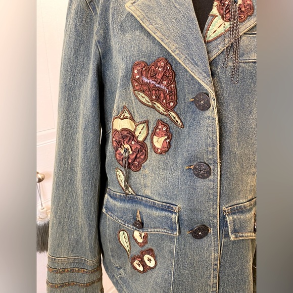 Chagall embroidered & appliqué jean jacket. Unique 3 button closure. Fitted 👖 - Picture 4 of 10